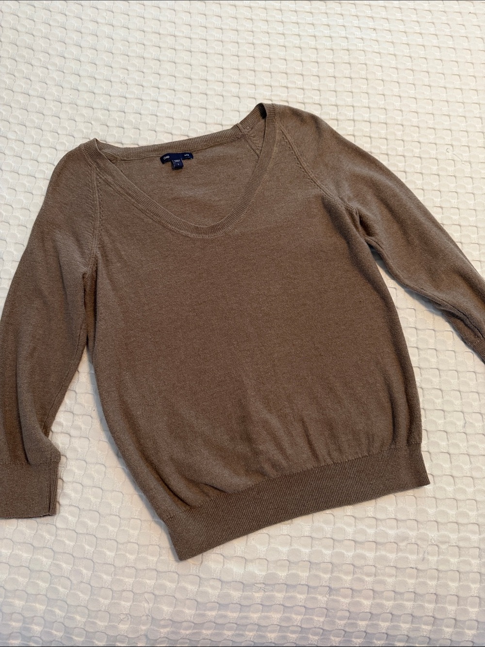 Classic Gap Women's V-Neck Sweater in Taupe